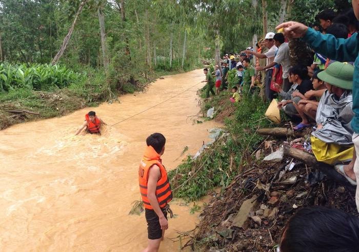 Lực lượng chức năng đang tìm kiếm chị Ngoan trên kênh khe Rài. Ảnh: Vân Nguyễn