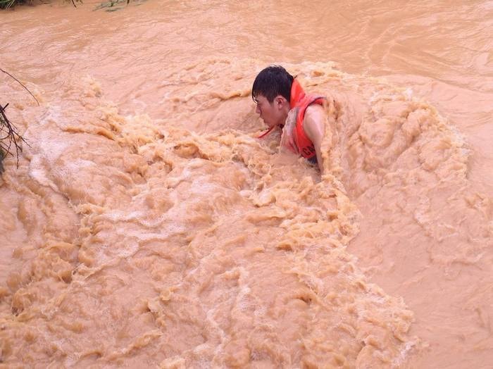 Dòng nước chảy xiết gây khó khăn cho công tác tìm kiếm. Ảnh: Vân Nguyễn