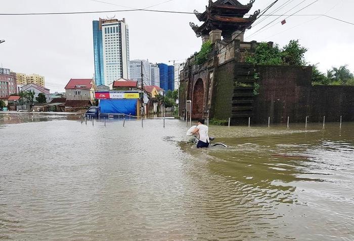Nước ngập nửa người ở khu vực Đào Tấn, Thành phố Vinh. Ảnh: Nhật Lân.