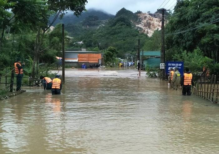 Lực lượng cứu hộ đang tìm kiếm cháu Duy. Ảnh: P.G