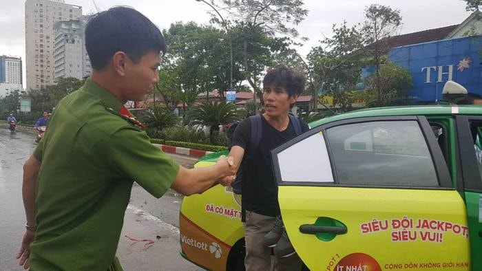 Niềm vui của anh Hồng và thành viên đội cứu hộ khi đã hoàn thành nhiệm vụ an toàn. Ảnh: Mỹ Hà