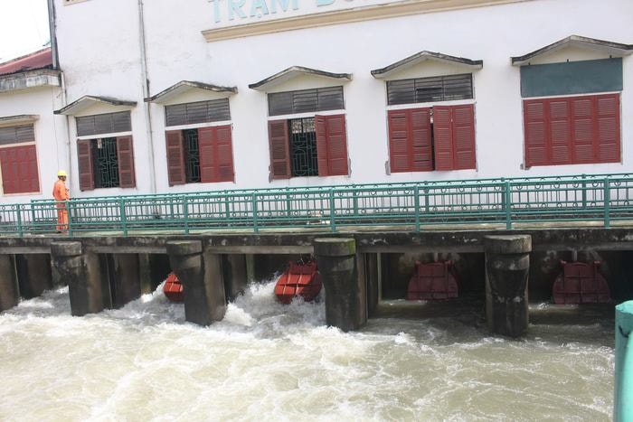 3 cống xả nước của 3 máy bơm bị hỏng nên không thể bơm thoát nước ra ngoài. Ảnh: Phương Thảo.