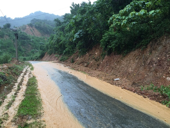 Nước tràn ra đường ở xã Lượng Minh, huyện Tương Dương. Ảnh: Phạm Trọng Hoàng.