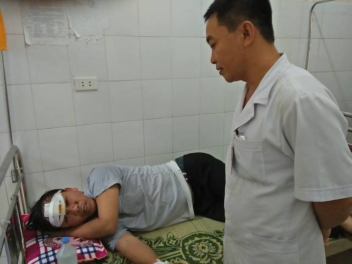Lái xe Trần Văn Sáu với nhiều vết thương ở mặt, mắt đang điều trị tại bện viện Đa khoa Thanh Chương. Ảnh: Thanh Chương