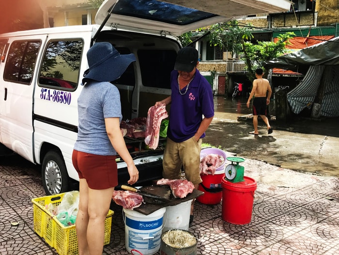Nhiều tiểu thương biến xe tải thành quầy hàng di động. Ảnh: Phương Thúy