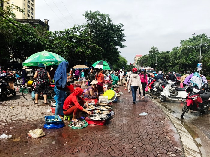 Chợ bị ngập lụt, các tiểu thương tràn ra các lề đường buôn bán. Ảnh: Phương Thúy