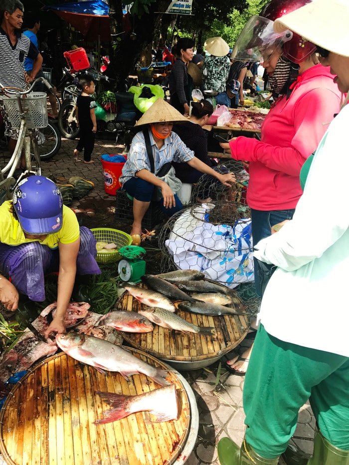 Nhu cầu thực phẩm tươi sống tăng mạnh sau mưa bão. Ảnh:  Phương Thúy