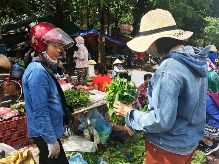 Giá rau muống tăng gấp đôi so với ngày thường 10.000 đồng/ bó. Ảnh; Phương Thúy