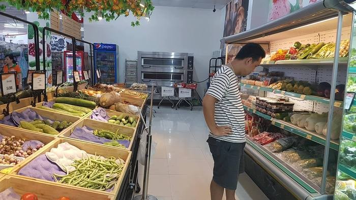 Trái ngược với ở các chợ truyền thống, tại các siêu thị, sức mua ít. Ảnh: Phương Thúy