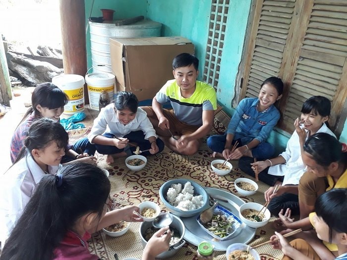 Bữa cơm đạm bạc nhưng ấm áp của các em học sinh tại nhà anh anh Vi Văn Quang - Bí thư Đoàn xã Thọ Sơn. Ảnh: Thái Hiền