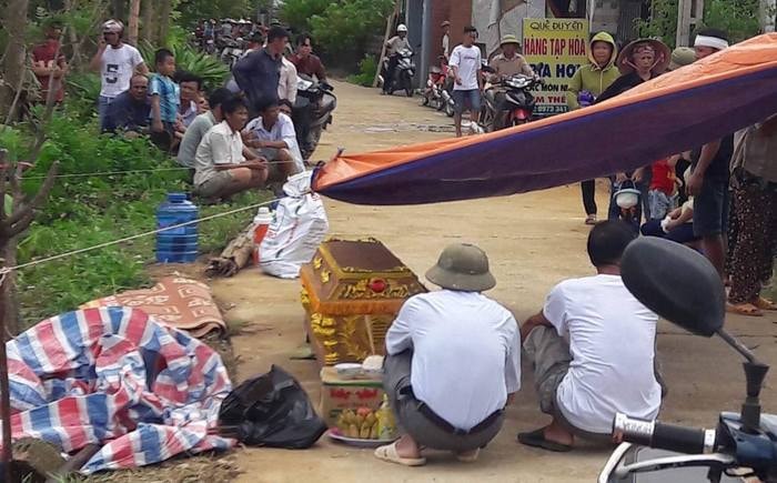 Chính quyền địa phương cùng gia đình tổ chức mai táng cho chị Ngoan. Ảnh: Thanh Thủy
