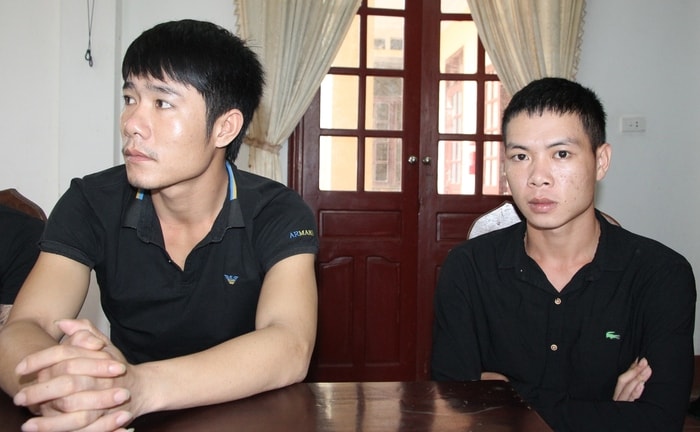 Đối tượng Trịnh Trọng Nhật (áo cộc tay) và Đặng Bá Thuần. Ảnh: Thảo Nguyên