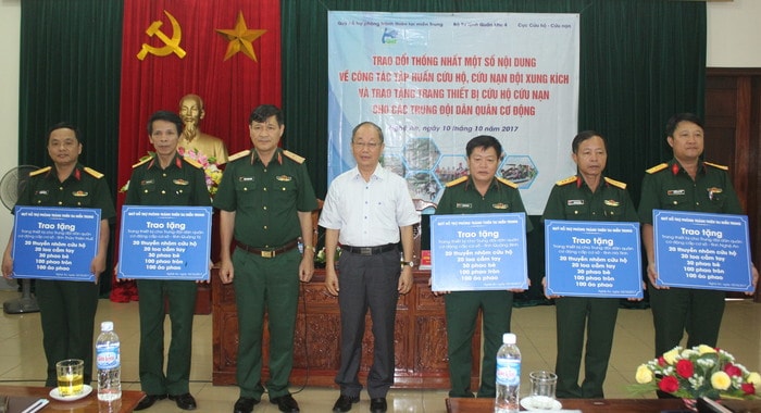 Đồng chí Phan Diễn và Thiếu tướng Đặng Trọng Quân trao tặng quà tượng trưng trang thiết bị cứu hộ, cứu nạn cho 5 tỉnh Bắc miền Trung. Ảnh: Trần Dũng