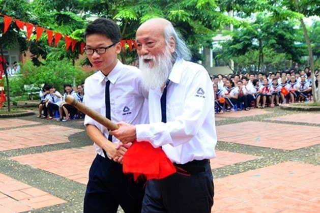 PGS Văn Như Cương lên đánh trống khai giảng ngôi trường Lương Thế Vinh. Ảnh: Internet