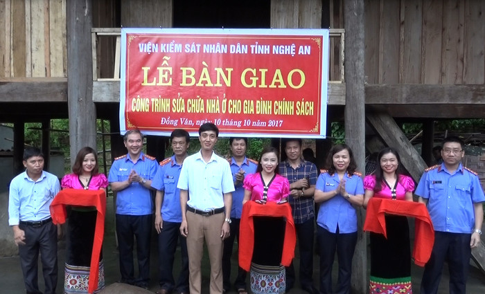 Viện Kiểm sát nhan nhân tỉnh bàn giao công trình sửa chữa nhà ở cho gia đình ông Vi Văn Phòng, bản Đồng Mới, xã Đồng Văn. Ảnh: Ngọc Tăng.