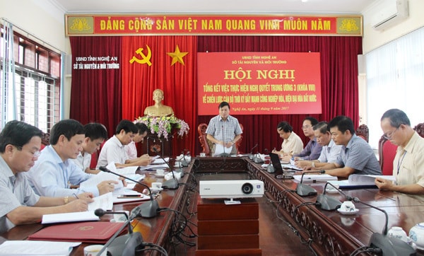 Ông Lê Hồng Vinh - Ủy viên Ban Thường vụ Tỉnh ủy, Chủ nhiệm Ủy ban Kiểm tra Tỉnh ủy, Trưởng ban Kinh tế - Ngân sách HĐND tỉnh chủ trì cuộc làm việc. Ảnh: Mai Hoa