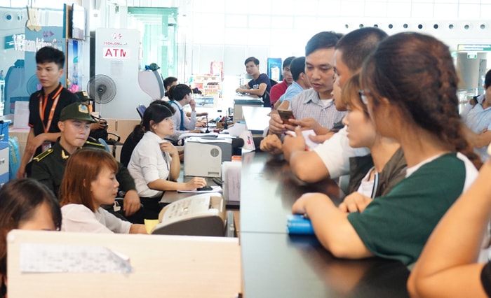 Hành khách yêu cầu trả vé, hoàn tiền để mua vé hãng hàng không khác cho kịp giải quyết công việc. Ảnh: Như Bình.