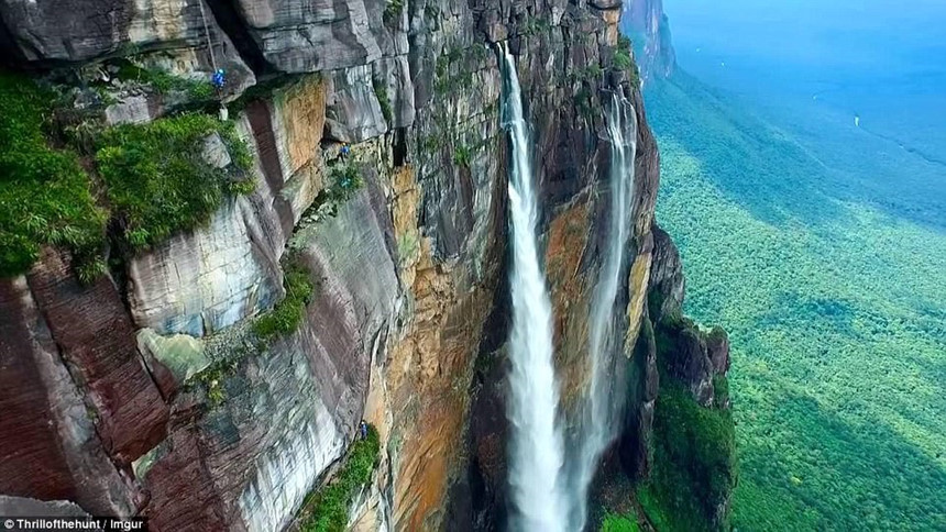 Salto Angel, Venezuela: Salto Angel là một thác nước ở Venezuela cao gần 1.000 m và là thác nước cao nhất thế giới. Nhóm những nhà thám hiểm nhanh nhất đã chinh phục thác nước bằng 12 ngày sống và leo lên vách đá. Trong 25 năm chỉ có 4 nhóm các nhà leo núi vượt thác Salto Angel. James và Caroline chia sẻ rằng đi đến nơi này là một “hành trình mệt mỏi” nhưng thú vị. Khi leo lên vách đá, bạn sẽ mất liên lạc với thế giới, xung quanh là rừng Amazon, biển mây và hàng nghìn tia sáng lấp lánh từ thác nước khi mặt trời lên. 