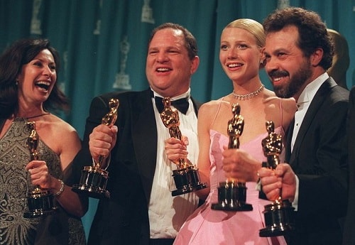 Harvey Weinstein cùng Gwyneth Paltrow ăn mừng tượng vàng Oscar.