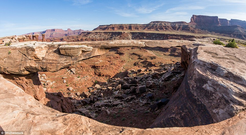 White Rim, công viên quốc gia Canyonlands, Utah, Mỹ: White Rim ở Canyonlands nổi tiếng với Standing Rock, Washer Woman và Block Top, mỗi năm thu hút hàng nghìn nhà leo núi trên thế giới. Bên cạnh đó, ẩn trong công viên là một thế giới hoàn toàn khác biệt, thu hút một lượng lớn những nhà leo núi off-width, một dạng leo núi theo các vết nứt trên đá và sử dụng kỹ thuật leo núi chuyên dụng để di chuyển.