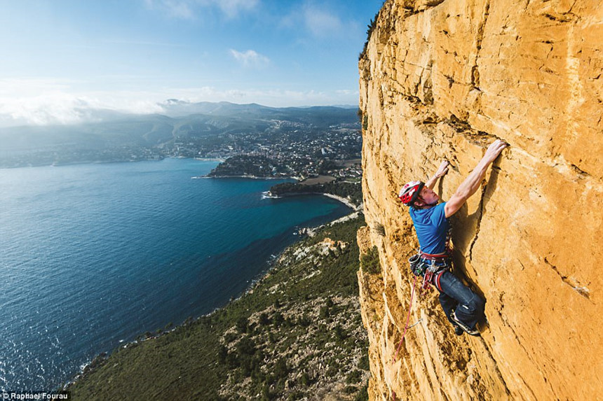 Les Calanques, Marseille, Pháp: James Pearson và Caroline Ciavaldini là đại sứ thương hiệu của The North Face. Họ đã dành hơn một thập kỷ để chinh phục các vách đá trên khắp thế giới. Trong cuốn sách mới phát hành của mình, họ chia sẻ rằng Les Calanques là địa điểm nổi tiếng với những người leo núi vì có những vách đá dựng đứng của La Grotte de l'hermite và l'Ours. Trên các vách đá có những móc vịn bằng sắt tạo thành những con đường leo núi đặc biệt và là thách thức phổ biến trong những năm 1990.