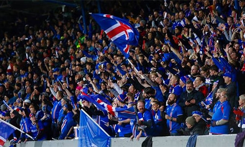 CĐV Iceland trên sân nhà Reykjavik phấn khích với chiến công lần đầu dự World Cup. Ảnh: AP.