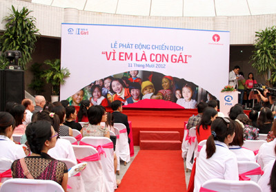 Phát động chiến dịch “Vì em là con gái” tại Việt Nam nhân ngày Quốc tế trẻ em gái đầu tiên năm 2012. Ảnh: VGP