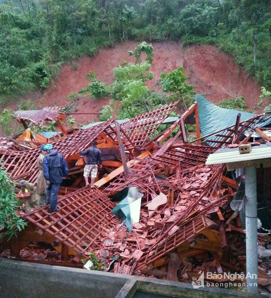 Ngôi nhà sàn tiền tỉ của ông Lang Thanh Yên trong phút chốc bỗng trở thành đống phế liệu do mưa lũ. Ảnh PV