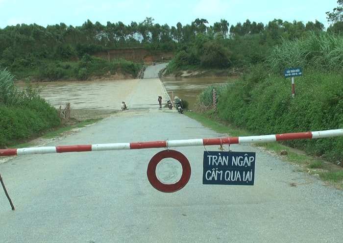Trước tình hình cầu tràn Hiếu xã Nghĩa Thịnh đoạn KM92+B50, Quốc lộ 48E nối Nghĩa Thịnh với Nghĩa Hưng (Nghĩa Đàn) nước ngập sâu gần 1 mét, nguy hiểm cho người và phương tiện qua lại, xã Nghĩa Thịnh đã lập hàng rào, biển báo cấm không để người dân qua đập tràn bị ngập. Ảnh tư liệu