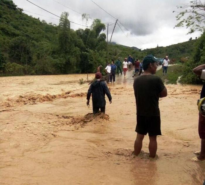 Các tuyến đường liên thôn bản ở xã Hữu Lập bị nước bao phủ.