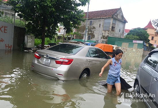 Một chiếc xe  ô tô cố để ra đường nhưng bất lực, bị chết máy ngay lối vào khu chung cư Tecco.  Ảnh: Phú Hương