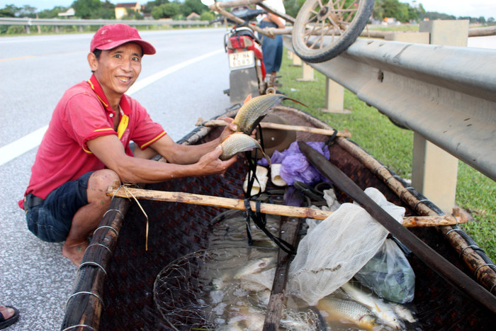 Niềm vui được cá ngày mưa. Ảnh: Huy Thư