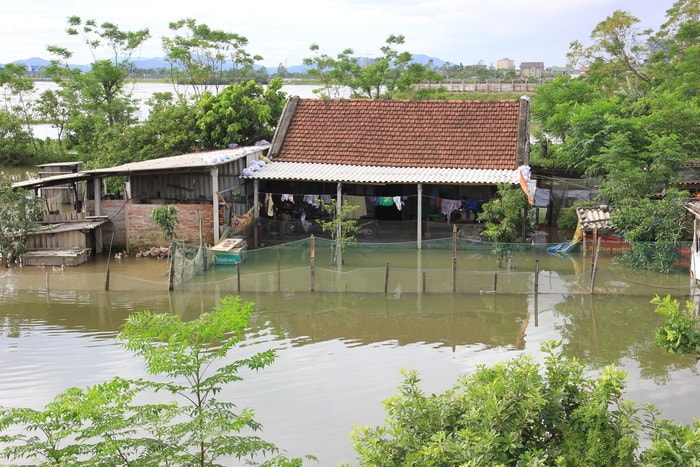 Huyện Hưng Nguyên hiện có hàng trăm hộ dân của các xã như: Hưng Nhân, Hưng Lợi, Hưng Lam... sống phía ngoài đê Tả Lam. Từ hôm qua đến nay các hộ dân ở xóm 6, 7 bị nước bao vây. Ảnh: Thiên Thiên