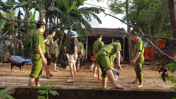 Chi đoàn công an huyện Nam Đàn phối hợp với Đoàn xã Nam Lộc giúp dân dọn vệ sinh sau mưa lũ. Ảnh: Đoàn xã Nam Lộc cung cấp