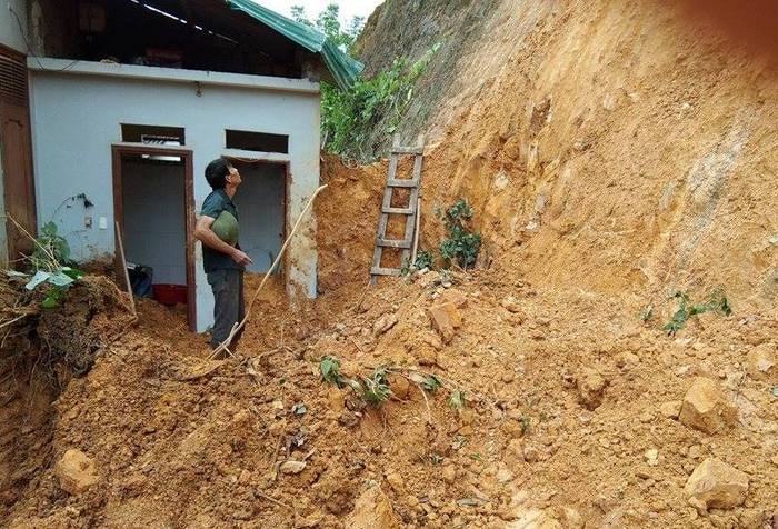 Căn nhà của anh Lưu Văn Tú xóm 5, xã Thanh Nho (Thanh Chương) bị đất vùi lấp. Ảnh: Đình Hà