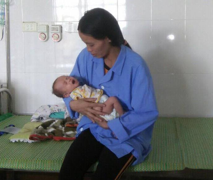 Hai mẹ con nhập Khoa tim mạch và lồng ngực Bệnh viện Việt Đức chờ mổ