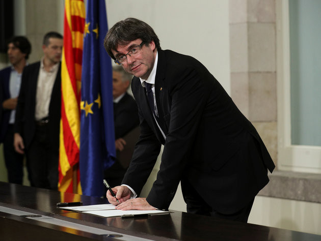Thủ hiến Carles Puigdemont ký tuyên bố độc lập, nhưng lại hoãn thực hiện ngay sau đó. Ảnh: Reuters