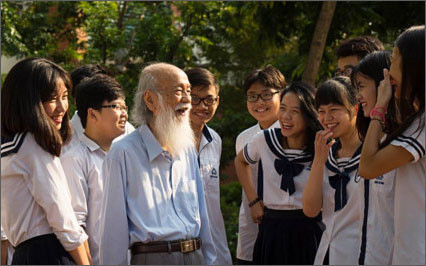 Thầy Văn Như Cương trò chuyện với học trò trường THPT Lương Thế Vinh (ảnh: Fanpage của trường)