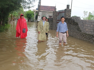 Lãnh đạo huyện Quỳnh Lưu đi kiểm tra tình hình mưa lụt tại xã Quỳnh Diễn. Ảnh: Thanh Toàn