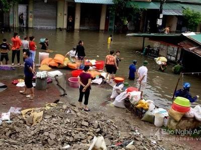 Mưa lớn gây ngập hơn 1.500 ki ốt ở đình phụ chợ Vinh - Nghệ An. Ảnh Quang An