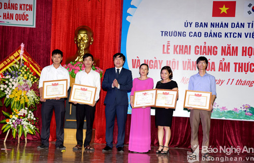 Hiệu trưởng nhà trường trao giấy khen cho 5 giáo viên dạy giỏi năm học 2016 - 2017. Ảnh: Sỹ Minh