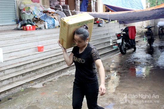 Nhiều hàng khô cũng được nhanh chóng chuyển lên cao. Ảnh : Q.A