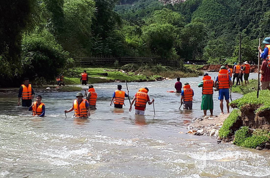 Đông đảo lực lượng được huy động để tìm kiếm nạn nhân Lang Gia Huy. Ảnh: Hồ Phương