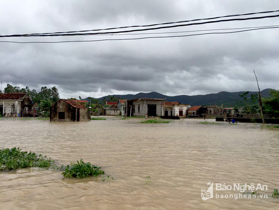 Đến trưa 12/10, một số khối của phường Mai Hùng- TX Hoàng Mai vẫn đang bị ngập. Ảnh: Thanh Thủy