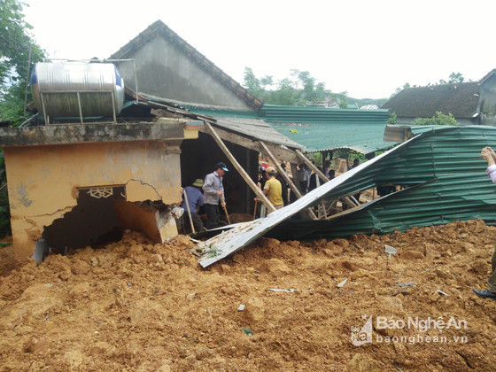Mưa lớn khiến 10 ngôi nhà dân ở huyện miền núi Anh Sơn bị đất đá sạt lở. Nhiều gia đình bị thiệt hại tài sản. Trong ảnh: Một ngôi nhà bị đất đá vùi lấp. Ảnh tư liệu