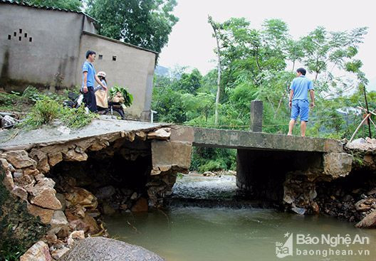 Cây cầu đã yếu và nguy cơ sập khá cao nếu xe có trọng tải lớn đi vào. Ảnh: Hùng Cường