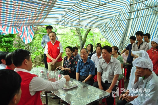 Đoàn công tác của Quỹ Hỗ trợ phòng tránh thiên tai miền Trung thăm hỏi, động viên gia đình ông Nguyễn Văn Quế, xóm Mới, xã Nghi Thiết bị thiệt mạng trong đợt mưa lũ vì điện giật. Ảnh: Nguyễn Hải