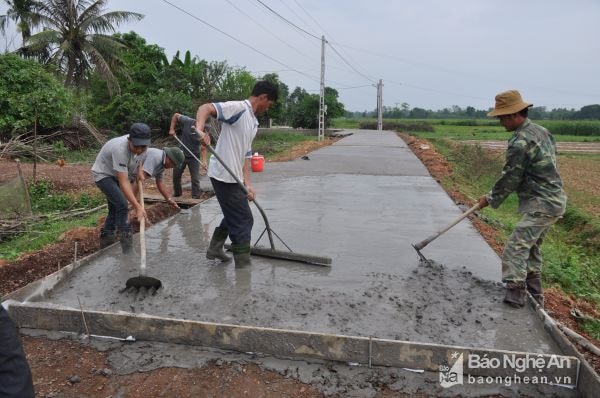 Làm đường NTM trên địa bàn huyện Yên Thành. Ảnh tư liệu