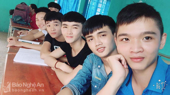 Em Nguyễn Văn Long (thứ 3 từ phải sang) chụp ảnh cùng các bạn. Ảnh: Minh Thái