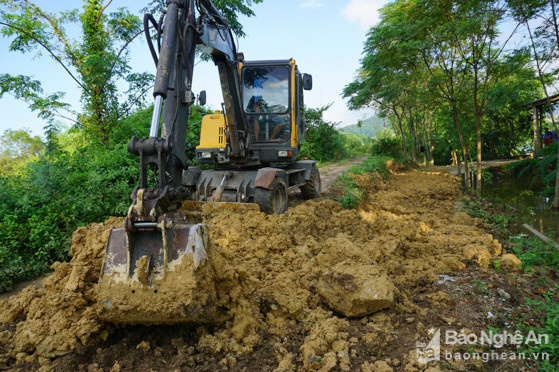 Huy động máy múc hộ đê